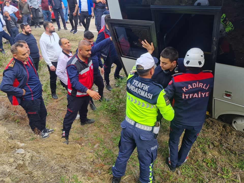 Yoldan çıkan minibüsteki 23 kişiye kurtarma operasyonu - 1