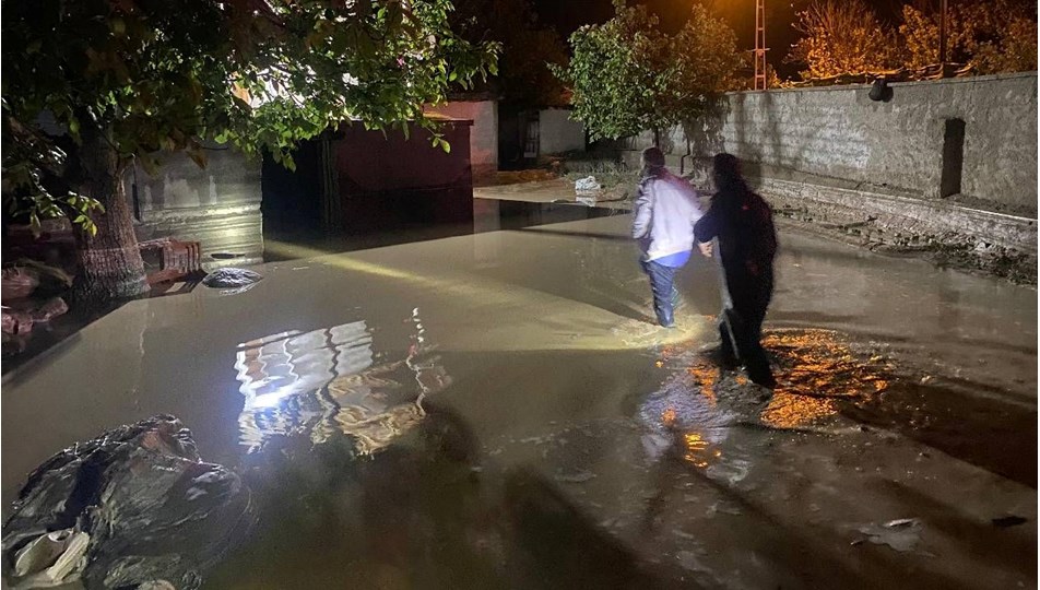 20 dakikalık yağış sel getirdi: 1 ev çöktü, 3 ev boşaltıldı