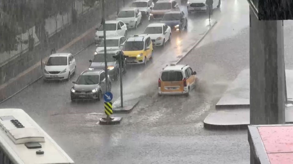 Diyarbakır'da caddeler göle döndü: Meteorolojiden kuvvetli sağanak uyarısı - 2