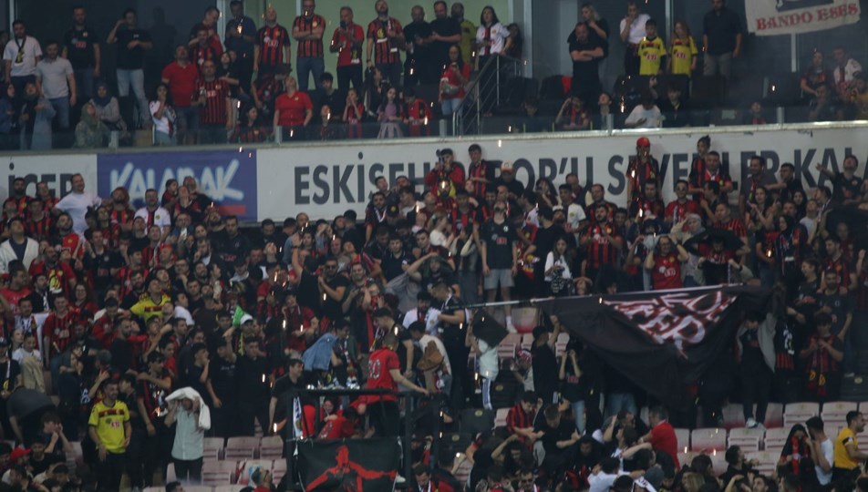 'Şampiyonluk Gecesi' kutlamalarında taraftar kıvılcımlar içinde kaldı