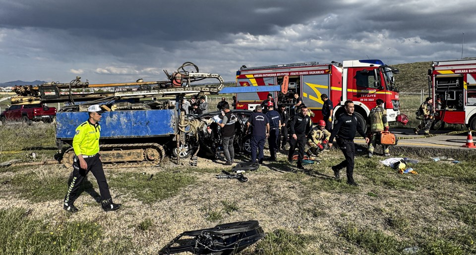 Sondaj makinesine çarpan otomobildeki anne ve oğlu hayatını kaybetti - 1