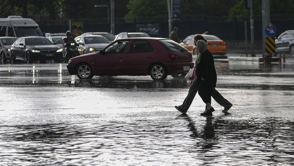 Diyarbakır'da caddeler göle döndü: Meteorolojiden kuvvetli sağanak uyarısı