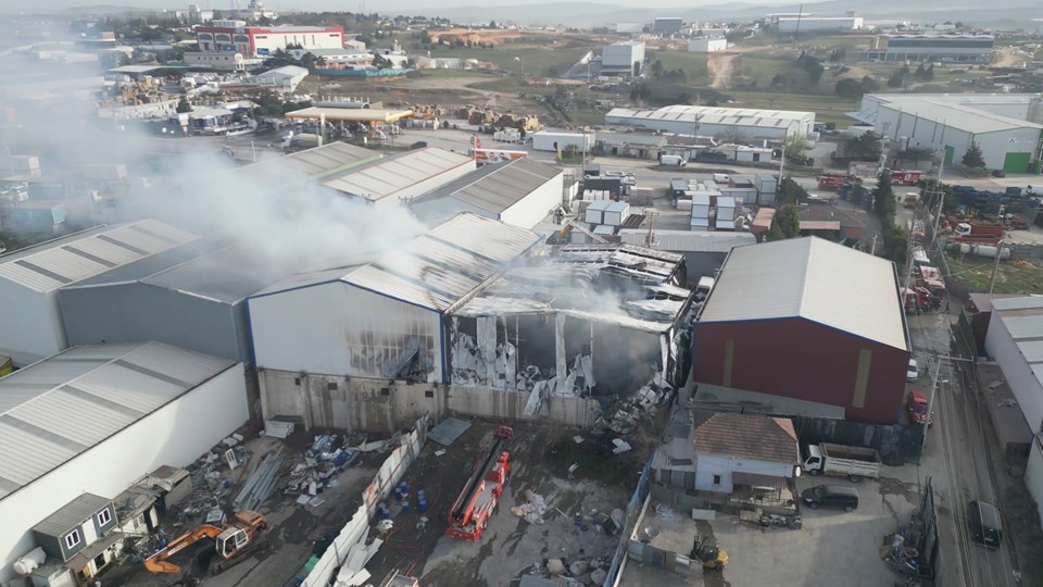 Dumanlar gökyüzünü kapladı: Gebze'de boya imalathanesinde yangın - 1