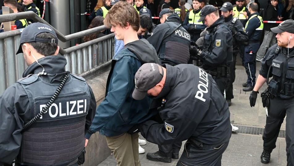 Hamburg'da tren istasyonunda "silah ve kesici alet" araması