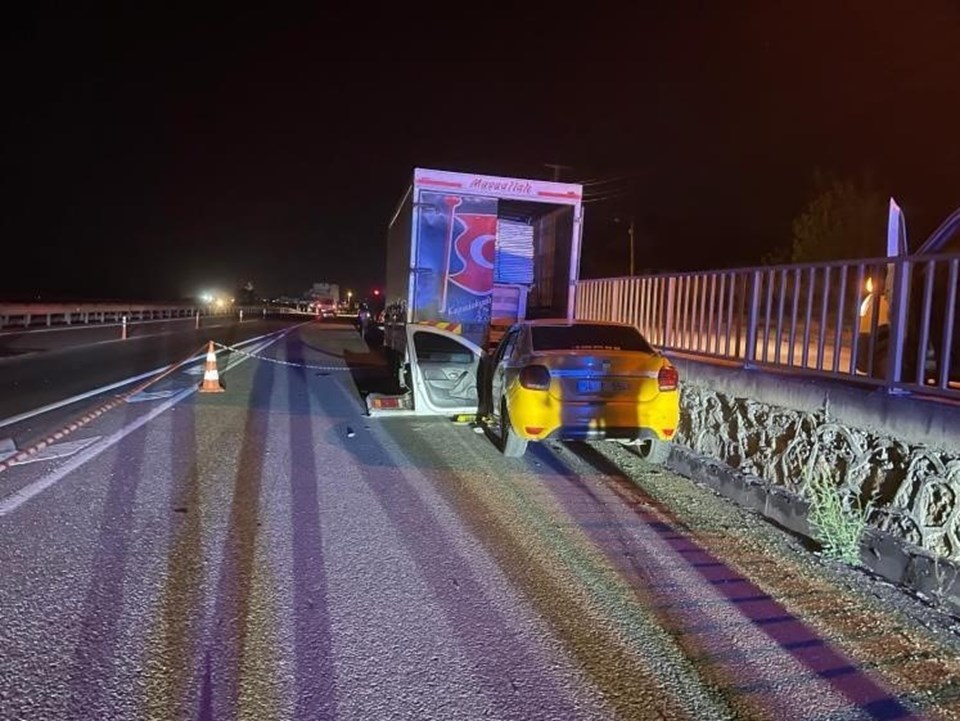 Kamyonete ok gibi saplandı: Takside feci ölüm! - 1