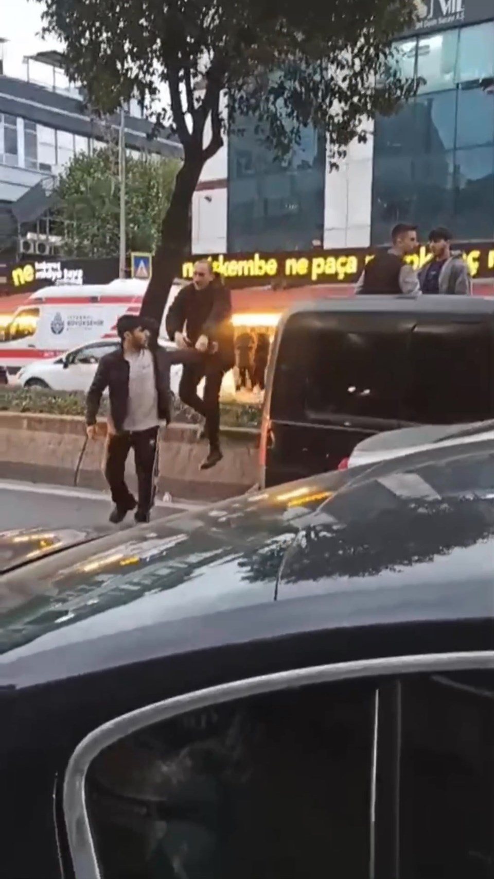 Bayrampaşa'da panik anları: Çevreye ateş açmaya başladı - 1