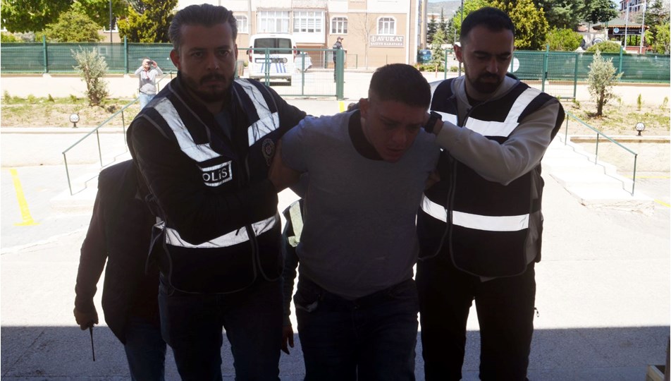 Oğlunu kapısına gelen polise şikayet etmedi, 1 dakika sonra canından oldu