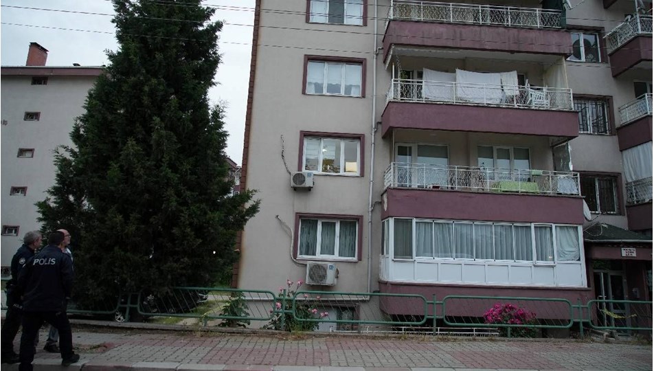 2'nci kattan düşen 94 yaşındaki adam hayatını kaybetti