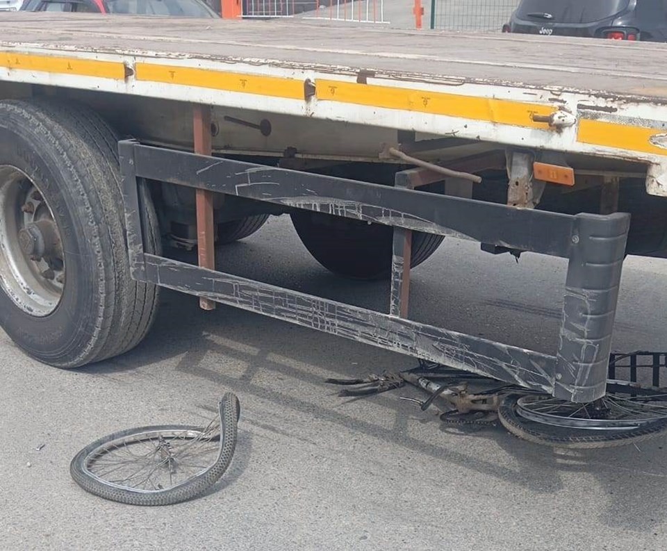 Mersin'de korkunç kaza: TIR'ın çarptığı bisikletli çocuk öldü, sürücü kaçtı - 1