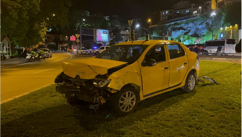 Kırmızı ışıkta geçen otomobil taksiye çarptı: 7 yaralı